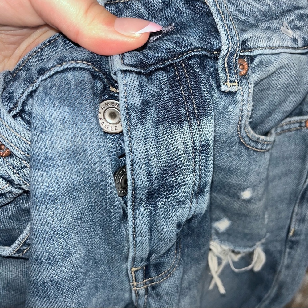 American Eagle Tomgirl High Rise Button Distressed Regular Wash Women’s 4 - Picture 5 of 8